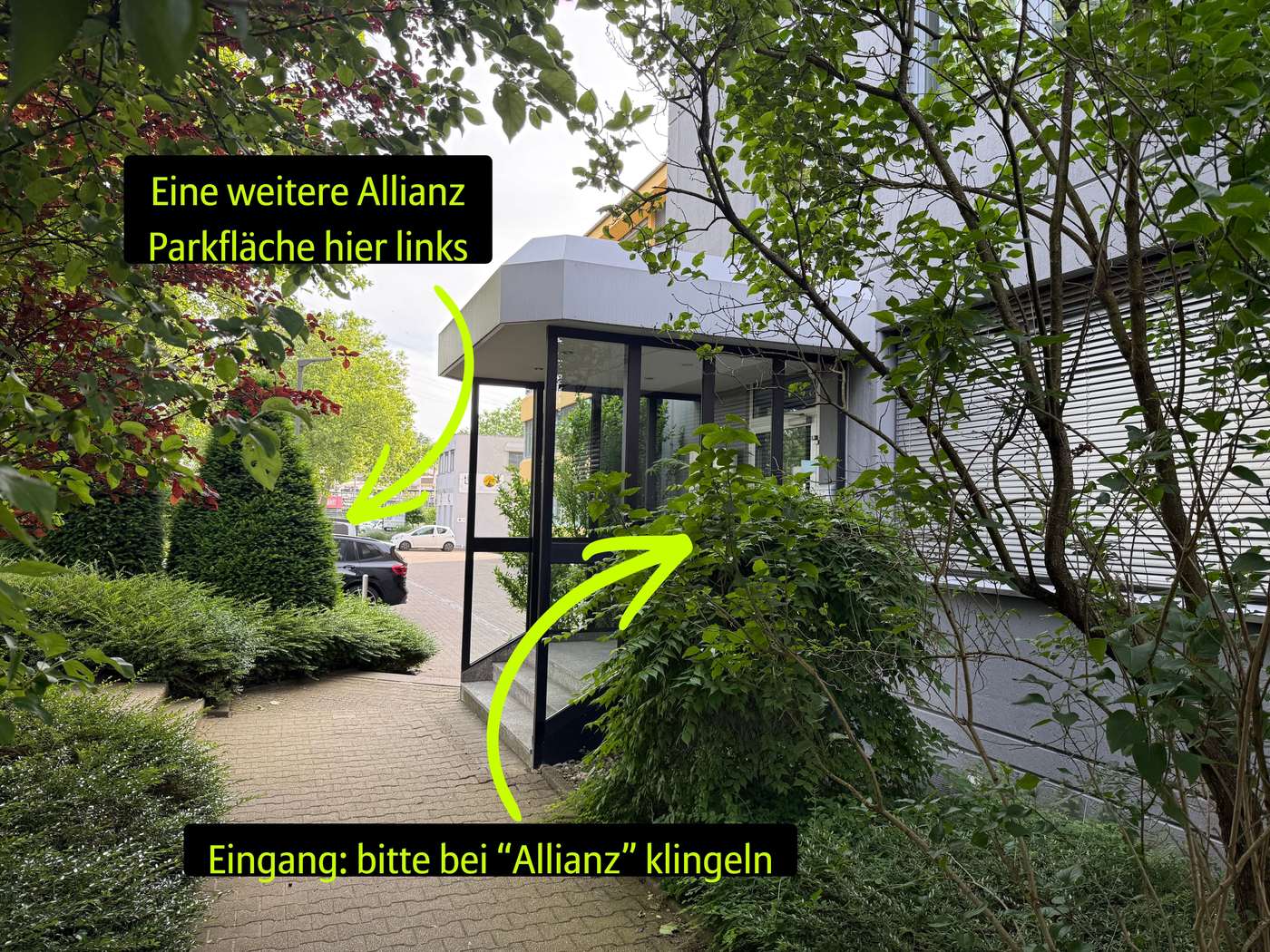 Der Weg zum Eingang — links eine weitere Allianz-Parkfläche. Am Eingang bitte bei „Allianz" klingeln.